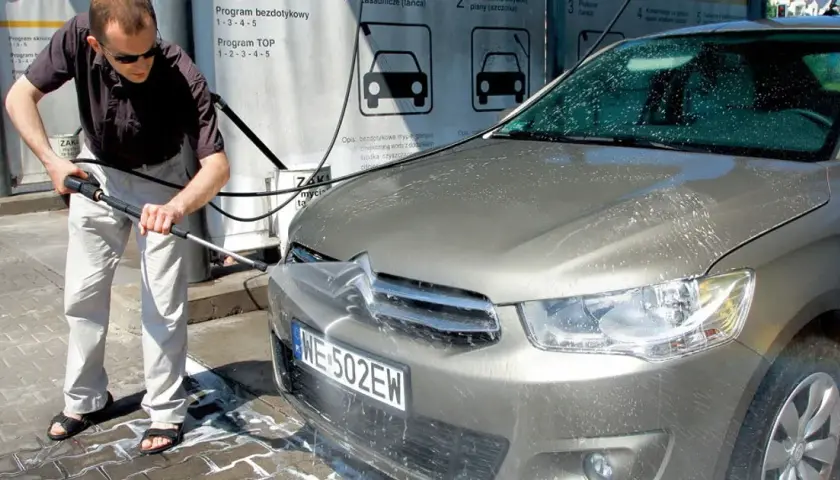 Jak prawidłowo myć auto, aby uniknąć zarysowań i uszkodzeń